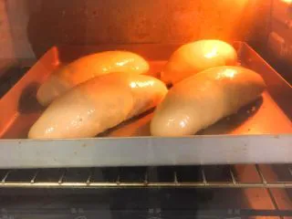 奶油夹心面包,烤箱预热至180度，烤制20分钟。