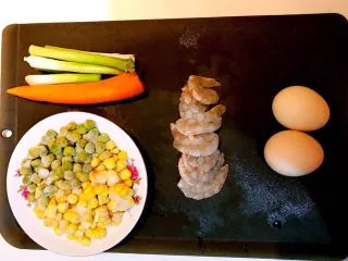 什锦虾仁焗饭,准备食材：熟玉米，熟青豆，手指胡萝卜，葱段，虾仁和鸡蛋