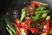 青红椒炒鱿鱼干(简单易学的家常美食,多姿多彩的口感体验)