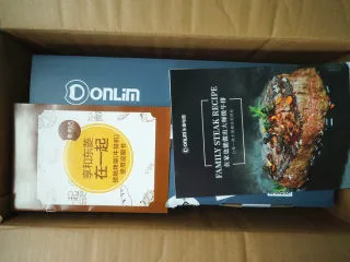 #东菱牛排机测评#爱是几分熟，我只要五分就好,打开机子，说明书和食谱都配备齐全，我第一次也是先阅读说明书，这样更容易上手这款牛排机。 