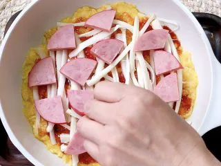 无需烤箱❗平底锅搞定菠萝披萨,铺上肉