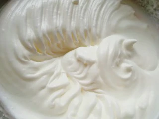 亚麻籽戚风蛋糕,中速打发至出现明显的纹路。