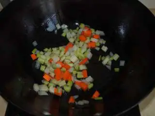 煎南美虾球配意式墨汁海鲜烩饭,橄榄油炒香蔬菜，倒入虾汤煮出香味