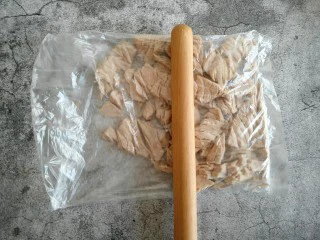 自制海苔肉松,肉压好后 稍微冷却一下 不烫手时 把压好的肉 控一下水份 装入保鲜袋 用擀面杖敲碎。