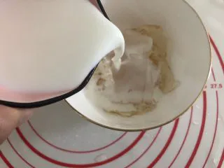 胜过冰淇淋蛋糕的「奥利奥冻芝士蛋糕」,将牛奶倒入明胶片中。