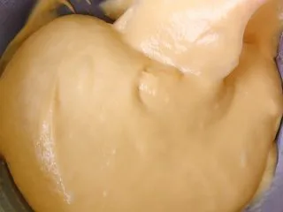 奶油奶酪戚风,搅拌均匀的面糊放一边备用