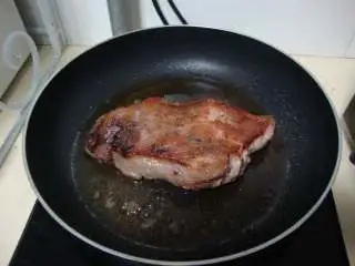 香草白酱猪排,抹上盐、黑胡椒碎用橄榄油煎好，装盘