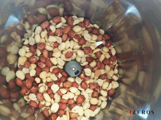 10分钟自制香浓幼滑花生酱,4. 根据喜好，选择去不去花生皮，我觉得留一点花生皮打出来会好看