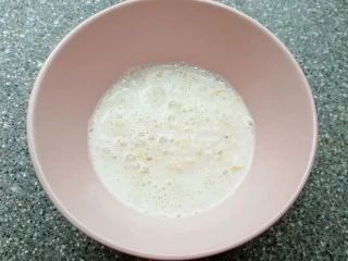 燕麦全麦羊角包,即食麦片用牛奶泡十分钟左右。