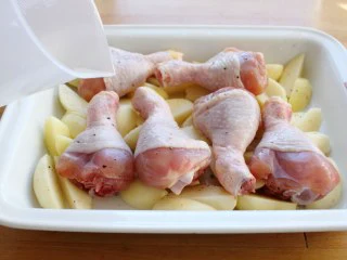 苹果柠香烤鸡腿,沿四周浇点水，水量根据盘子的大小，略高于底面即可；然后将烤盘放进已经预热的烤箱，200度25分钟左右。 