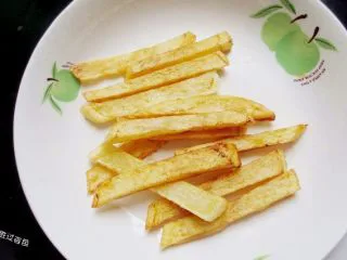 黑胡椒牛排，自制简单西餐,炸制土豆条金黄即可捞出沥油