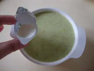 圣诞季：芦笋奶油浓汤,装入汤碗中，淋上鲜奶油即可