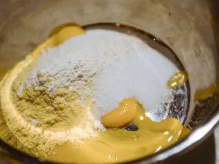 #春日烘焙教室#草莓塔/水果塔,取一盆混合馅料的全部材料，用电动搅拌机均匀。