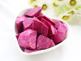 奶香芒果夹心紫薯球,芒果切丁,紫薯去皮切块。