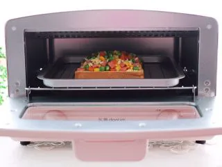 田园时蔬吐司披萨,把做好的吐司披萨，放入烤箱的中层。