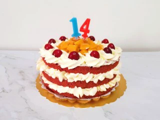 红丝绒水果裸蛋糕,插上生日蜡烛就是美美哒生日蛋糕啦!