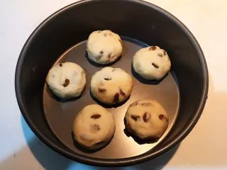 超软的葡萄干小餐包,把面团放入不粘模具中,继续二次饧发50分钟