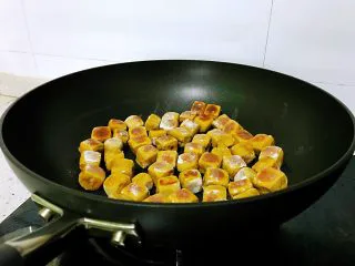 平底锅高钙小馒头,底部金黄后，用筷子不停翻面，煎到四面金黄，表皮酥脆，内部结构柔软，高钙南瓜小馒头就好了。