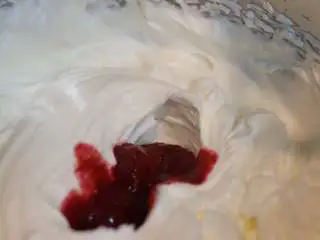 圣诞树枫糖戚风, 200g淡奶油+15g细砂糖打发。如果我们要在淡奶油中加入果蓉，需要先将淡奶油打至略硬的状态时加入果蓉再低速打匀 