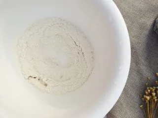 当主食一次可以吃三个的法棍面包,面包粉和蛋糕粉混合均匀,倒入盐,再次混合均匀。