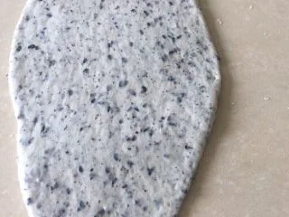 佛系养生黑芝麻辫子面包,第十三步:松弛好的面团擀成牛舌状