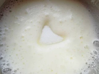 蜂窝煤戚风蛋糕,继续低速打发至泡沫细腻,第二次加入三分之一的细砂糖。