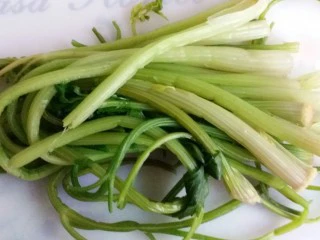 南瓜芹菜肉包子,芹菜放开水锅里焯烫变软后取出