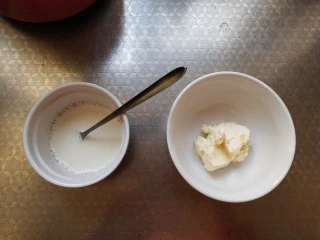 奶酪戚风纸杯,将奶油奶酪和牛奶微波炉丁融化，奶酪融化至无颗粒