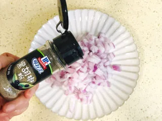 黑椒牛肉披萨,撒上少许黑胡椒粉