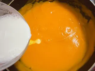 黄金南瓜汤（无奶油版）,煮开后一边倒入提前兑好的糯米粉水一边快速搅拌至粘稠即可关火