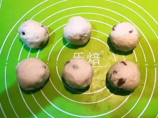 超软的葡萄干小餐包,把发好的面分成6等份,松弛10分钟后揉成光滑的面团
