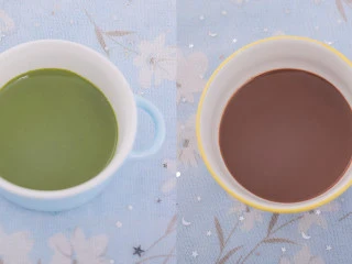3款像云朵般柔软的瑞士卷,每一口都让人沦陷!,重复原味的前四个步骤,然后拿两个碗分别倒入10g抹茶粉,10g可可粉,各倒50g热牛奶搅匀。(用滤网过滤后面糊会更细腻哦~