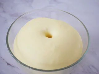 日式炼乳手撕面包,手指沾水或面粉戳一小洞,不反弹不回缩即发酵成功