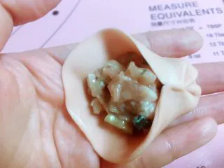 马卡龙色 高颜值汤饺系列@@ 猪肉大葱馅●麦穗饺,然后上面压一个褶，下面压一个褶。褶的方向要斜着向左边，也就是麦穗的头那里去。