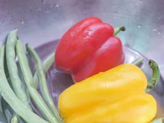 蔬菜虾仁焗饭,清洗蔬菜