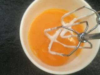 奶油生日蛋糕（无需抹面）,打发蛋黄。