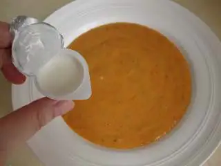 番茄蔬菜浓汤,倒入碗中,淋奶油