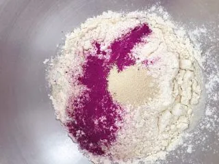 猪猪椰蓉小面包,主面团的材料除了黄油外，其他全部放入搅面缸里，液体再下，粉类再上的原则，干酵母放在最上面。开始低速搅打。