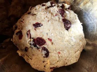 蔓越莓全麦面包,6. 所有食材混合在一起，和成面团