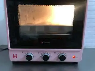 一次发酵餐包,把烤盘放入烤箱，开启发酵模式，在烤盘下再放一盘热水，发酵至两倍大。