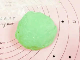 马卡龙色 高颜值汤饺系列@@ 猪肉大葱馅●麦穗饺,那么我们用手揉面大概10分钟，把它弄得比之前光滑一些。好看很多了吧？