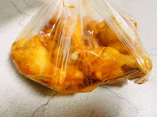 新奥尔良烤鸡腿,放入保鲜袋扎紧，放入冰箱冷藏腌制一夜