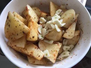 这样吃土豆必须躲起来吃——烤薯角,最后加入蒜片，（不喜可不加，但其实蒜加热以后气味不再是刺鼻，口感丰富些）