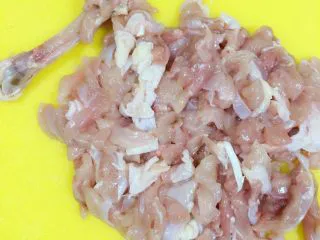 小白也会的奥尔良烤鸡腿披萨 「8寸薄脆版」,这时候我们可以准备上面的馅料了。首先鸡肉改刀，把鸡腿肉剔骨切滚刀小条。我这图里肉是3根鸡腿的量啦。嘻嘻，其实用不了这么多。只要一个腿就够了。8寸其实很小的，配料不需要那么多。