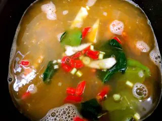 冬阴功海鲜汤or火锅,放入香茅,南姜,小米椒,柠檬叶撕成小片才能充分释放香味哦