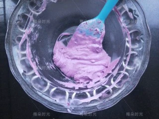 奶油纸杯蛋糕,另外50克奶油加入3~5克紫薯粉，调成糊。看颜色变化而定。 没有紫薯粉也可以不加颜色，直接用原色奶油挤花。