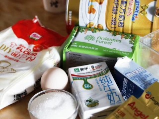 超绵软吐司(一次发酵),所有材料备好,黄油提前软化。