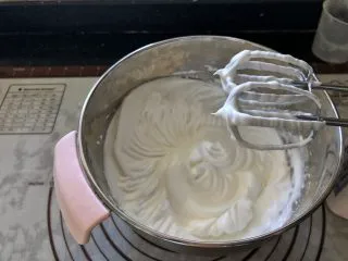 圣诞咖啡奶油蛋糕,9、用电动打蛋器打至硬性发泡(硬性发泡的状态就是打蛋头上的蛋白霜能拉出直的小尖角)。