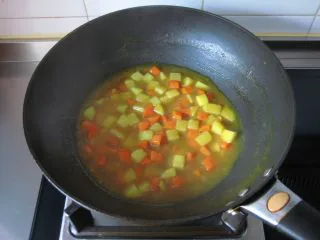 葡国鸡饭：在家复制香浓馥郁的异域美食,继续煮至土豆和胡萝卜熟透，汤汁变得粘稠。