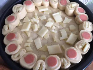 这样吃披萨才爽——重芝士火腿边披萨,在饼皮上均匀撒上奶酪